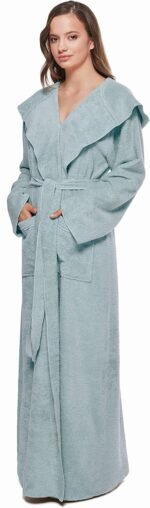 🔹 luxurious bathrobe